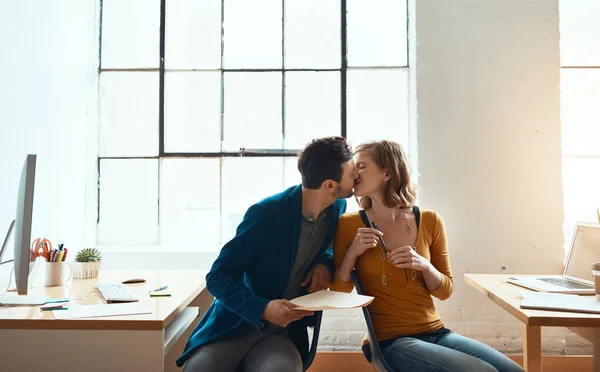 Mais Que Romance Escritório Jovem Casal Beijando Enquanto Trabalham Juntos — Fotografia de Stock