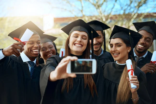 现实世界 我们为你准备好了 在毕业典礼上拿着手机自拍的一群学生 — 图库照片