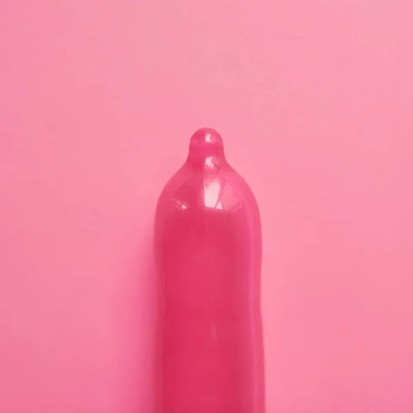 Ροζ Κάνει Σκέφτεσαι Στιγμιότυπο Από Ροζ Προφυλακτικό Τοποθετημένο Ροζ Φόντο — Φωτογραφία Αρχείου
