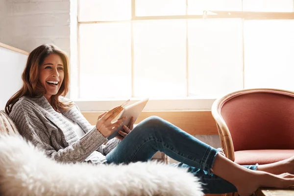 Rahatlık Rahatlık Bir Tüketiciyi Mutlu Eder Evdeki Kanepede Dijital Tablet — Stok fotoğraf