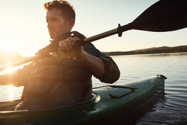 Remando Hacia Felicidad Joven Paseando Kayak Lago Aire Libre — Foto de Stock