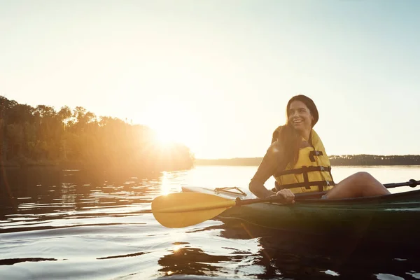 Cuando Vida Complica Kayak Una Hermosa Joven Kayak Lago Aire — Foto de Stock