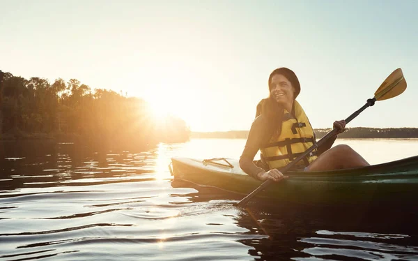 Felicidad Comienza Cuando Empiezas Hacer Kayak Una Hermosa Joven Kayak — Foto de Stock