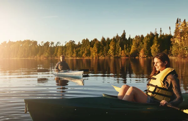 Vivre Faire Kayak Jeune Couple Faisant Kayak Sur Lac Plein — Photo
