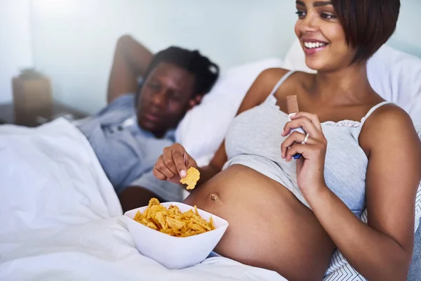Arzularımı Mutlu Atıştırmalıklarla Gideriyorum Hamile Bir Kadın Yatakta Çikolata Patates — Stok fotoğraf
