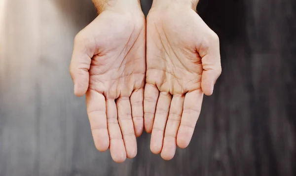 あなたの手はあなたが健康であることを示しています 暗い背景の下で示された認識できない人物の高角度ショット — ストック写真