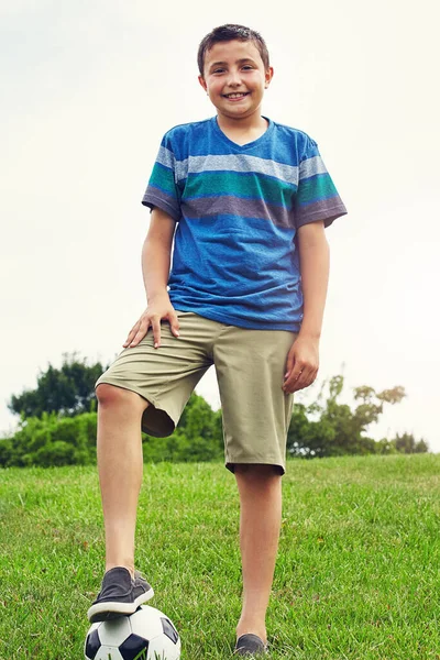 足球之王 一个在公园里踢足球的小男孩 — 图库照片