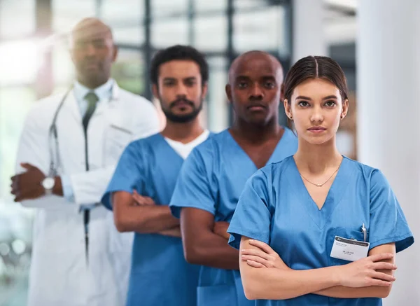 Não Tenhas Medo Médicos Estão Aqui Retrato Grupo Jovens Médicos — Fotografia de Stock