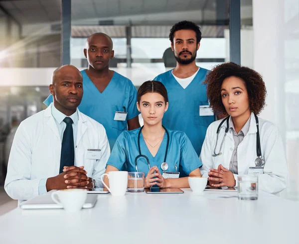 Zij Zijn Medische Specialisten Portret Van Een Groep Jonge Artsen — Stockfoto