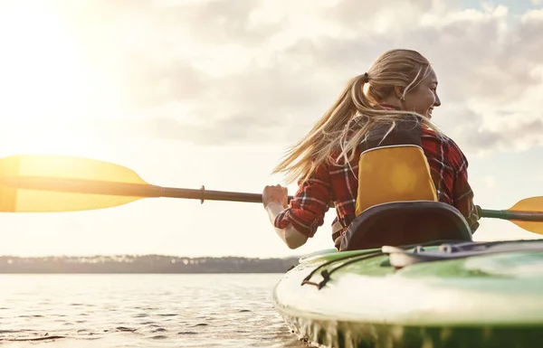 可能な限り最高の方法で川を探索する 湖でカヌーに乗るための魅力的な若い女性 — ストック写真