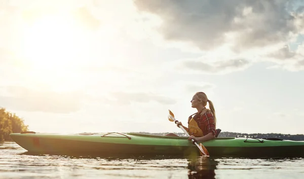Sur Eau Toute Seule Une Jeune Femme Faisant Kayak Sur — Photo
