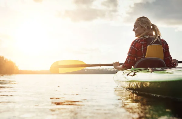找到你内心的平静一个年轻女子在湖上划船 — 图库照片