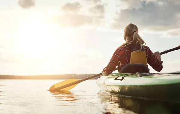 Rien Aussi Thérapeutique Que Nature Une Jeune Femme Faisant Kayak — Photo