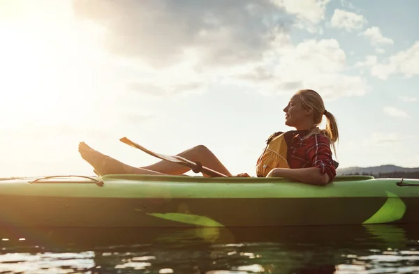 Profiter Tranquillité Qui Accompagne Voyage Une Jeune Femme Faisant Kayak — Photo