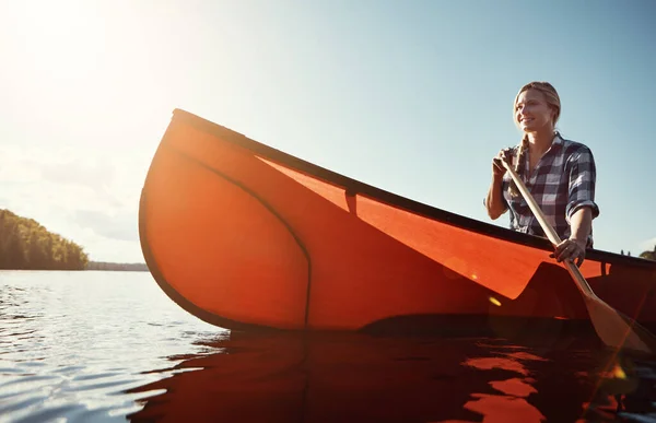 Выйди Исследуй Больше Привлекательная Молодая Женщина Проводящая День Каяке Озеру — стоковое фото