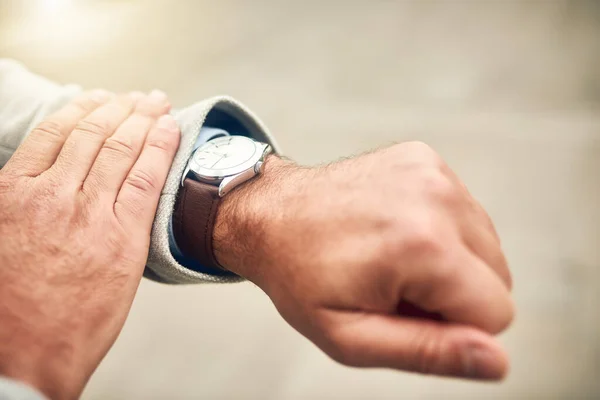 Chegue Horas Foto Perto Empresário Irreconhecível Verificando Hora Seu Relógio — Fotografia de Stock