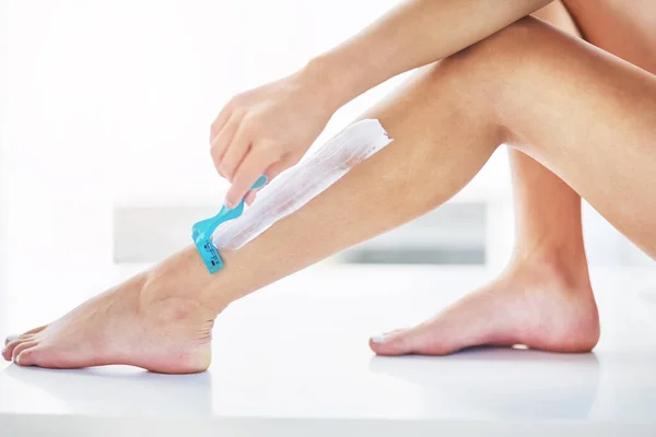 Peksi Pürüzsüz Bacaklara Hazırlanıyorum Tanımlanamayan Bir Kadının Evdeki Banyoda Bacaklarını — Stok fotoğraf