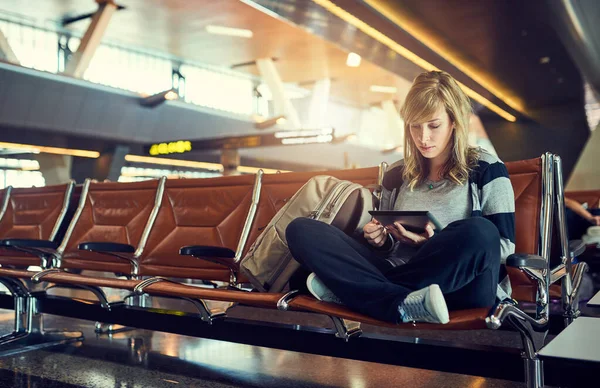 Uçuşumdan Önce Sosyal Medyayı Takip Ediyordum Havaalanında Tablet Kullanan Genç — Stok fotoğraf