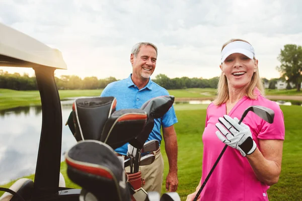 Paren Golfen Een Aanhankelijk Volwassen Paar Brengen Een Dag Golfbaan — Stockfoto