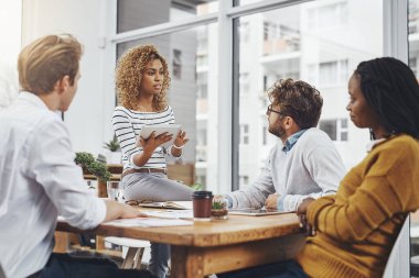 Size göstermek istediğim bir şey var. Bir grup iş adamı ofiste toplantı yapıyor.