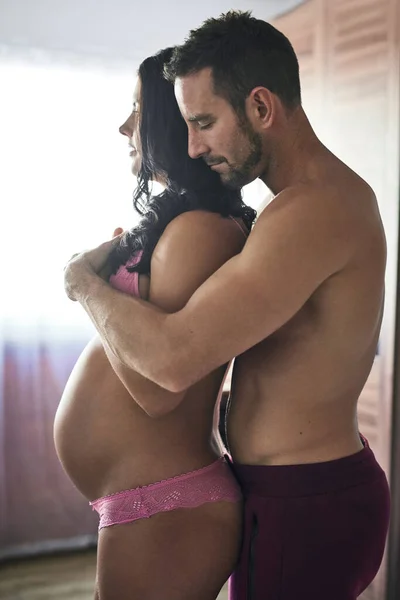 Que Necesites Cubro Espalda Joven Guapo Que Ama Esposa Embarazada —  Fotos de Stock