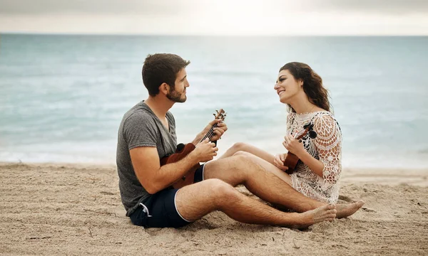 음악에 열정은 우리를 서로에 열정적으로 만들었습니다 해변에서 우쿨렐레를 연주하는 — 스톡 사진