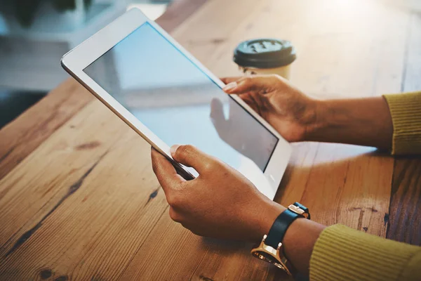 Aprovechando Red Negocios Una Mujer Negocios Que Usa Una Tableta — Foto de Stock