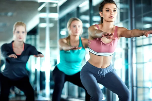 Volg Fitness Instructeur Drie Aantrekkelijke Jonge Vrouwen Trainen Samen Sportschool — Stockfoto
