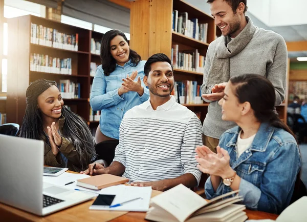Goed Gedaan Een Groep Universiteitsstudenten Die Bibliotheek Studeren — Stockfoto