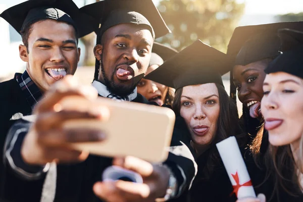 周围都是让你变得更好的人 在毕业典礼上拿着手机自拍的一群学生 — 图库照片