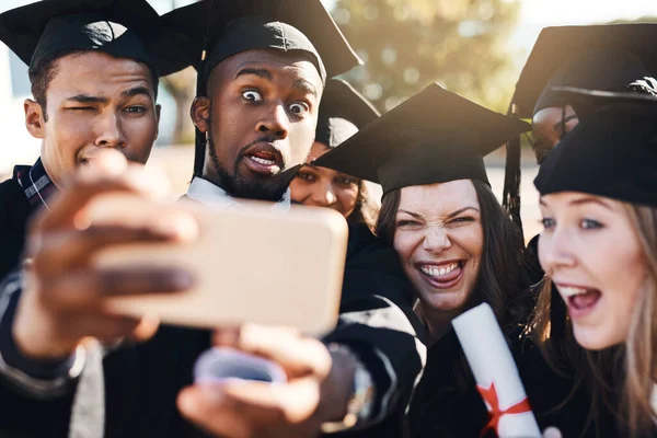 活在那些你无法用言语表达出来的时刻 在毕业典礼上拿着手机自拍的一群学生 — 图库照片
