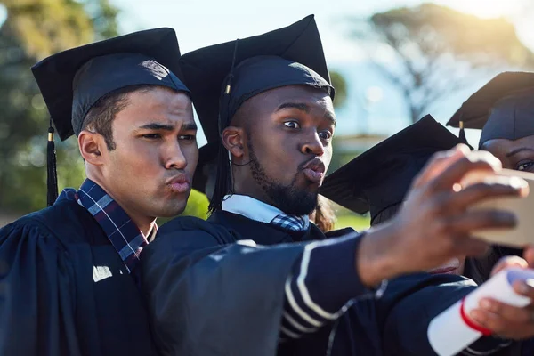 Dit Ons Succes Twee Studenten Nemen Samen Een Selfie Afstudeerdag — Stockfoto