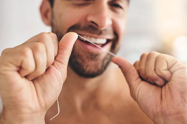 Čistím Zuby Pohledný Mladý Muž Zubní Nit Zatímco Stojí Své — Stock fotografie