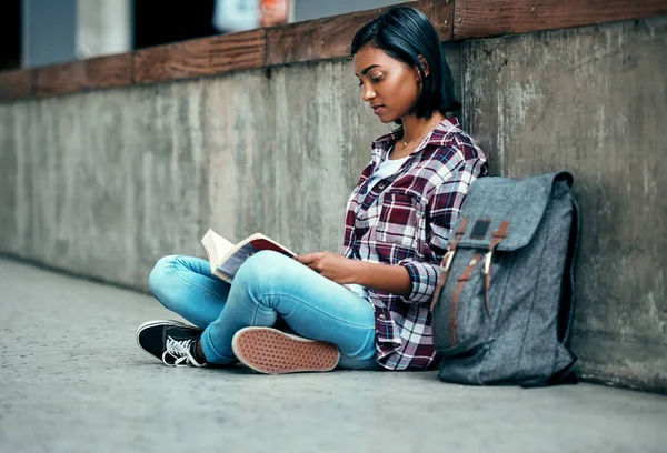 我最喜欢的地方看书 一个年轻的女学生在校园外面看书 — 图库照片