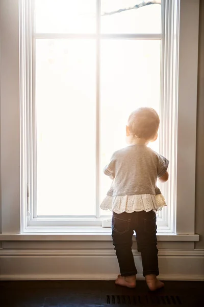 Világ Tiéd Kicsikém Visszapillantás Egy Imádnivaló Kislányról Aki Kinézett Ablakon — Stock Fotó