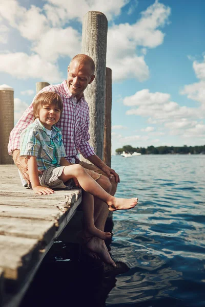 父と息子 人生のための2つの親友 湖のそばの桟橋にいた若い父親と息子は — ストック写真