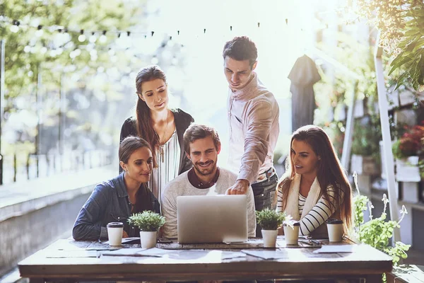 Var Får Det Gjort Ett Team Kollegor Som Använder Bärbar — Stockfoto