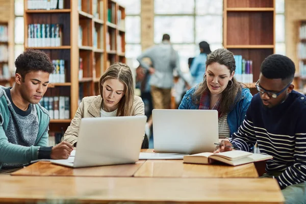 Blijf Volledig Betrokken Bij Hun Opleiding Een Groep Universiteitsstudenten Bibliotheek — Stockfoto