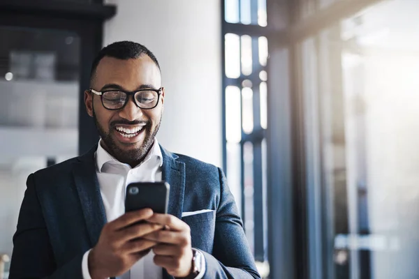 Найшвидший Спосіб Спілкування Клієнтами Молодий Бізнесмен Використовує Мобільний Телефон Офісі — стокове фото
