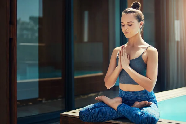 Розслабся Деякими Медитаціями Красива Молода Жінка Практикує Йогу Зовні — стокове фото