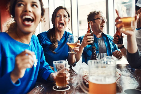 Una Pasión Que Comparten Grupo Amigos Tomando Cervezas Mientras Ven — Foto de Stock
