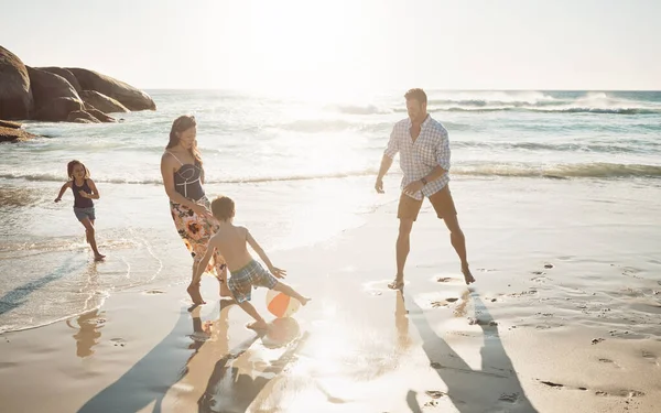 Diverto Sole Una Famiglia Quattro Persone Che Trascorre Giornata Spiaggia — Foto Stock
