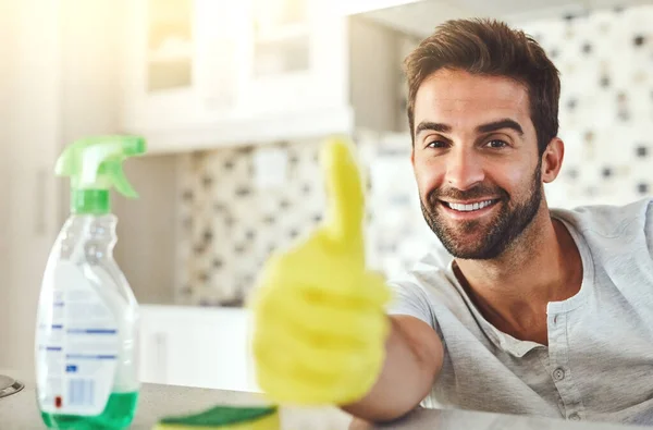 Hepsi Bitti Evini Temizlerken Sana Onay Veren Yakışıklı Bir Gencin — Stok fotoğraf