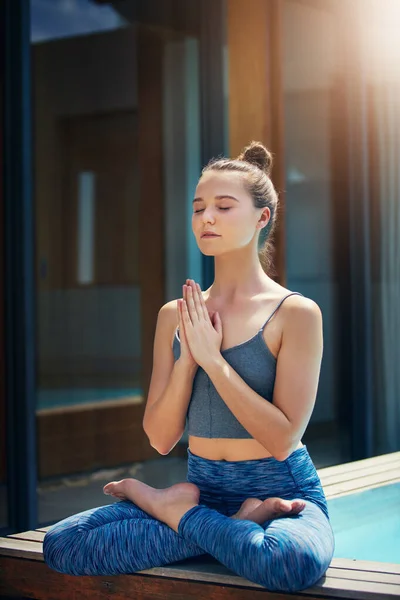 瞑想を過信を停止するための最良の方法です 外でヨガを練習している美しい若い女性が — ストック写真