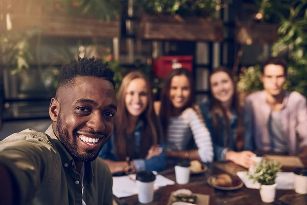 Boa Comida Melhor Companhia Homem Novo Que Faz Exame Selfie — Fotografia de Stock