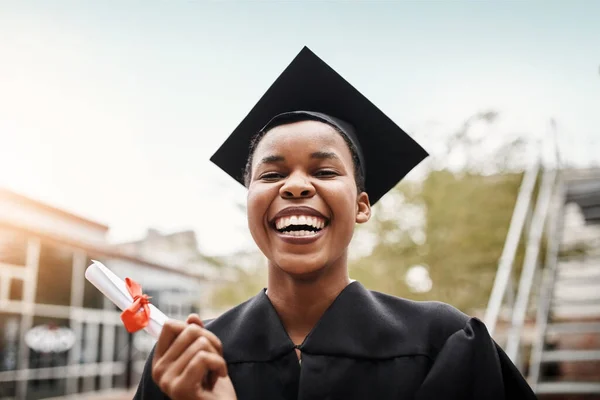 Nagyon Boldog Vagyok Hogy Leérettségizhetek Diáklány Portréja Diplomaosztó Napján Egyetemen — Stock Fotó