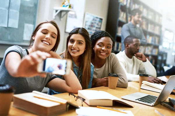 Vzdělání Pro Výhru Skupina Mladých Žen Které Společně Věnují Selfie — Stock fotografie