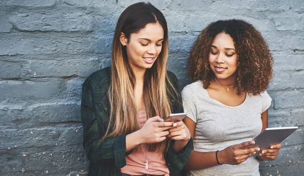 Hoe Millennials Vermaakt Blijven Twee Jonge Vrouwen Die Buiten Staan — Stockfoto