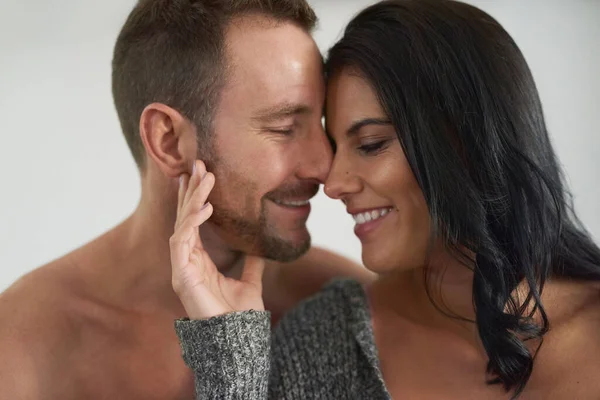 Isto Que Felicidade Jovem Casal Afetuoso Prestes Beijar Casa — Fotografia de Stock