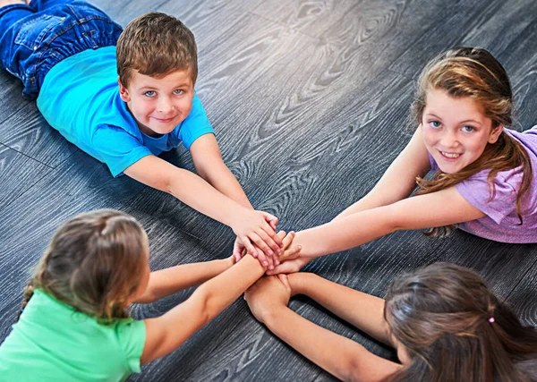 Våra Vänner Bästa Någonsin Ner Med Händerna Mångsidig Grupp Barn — Stockfoto